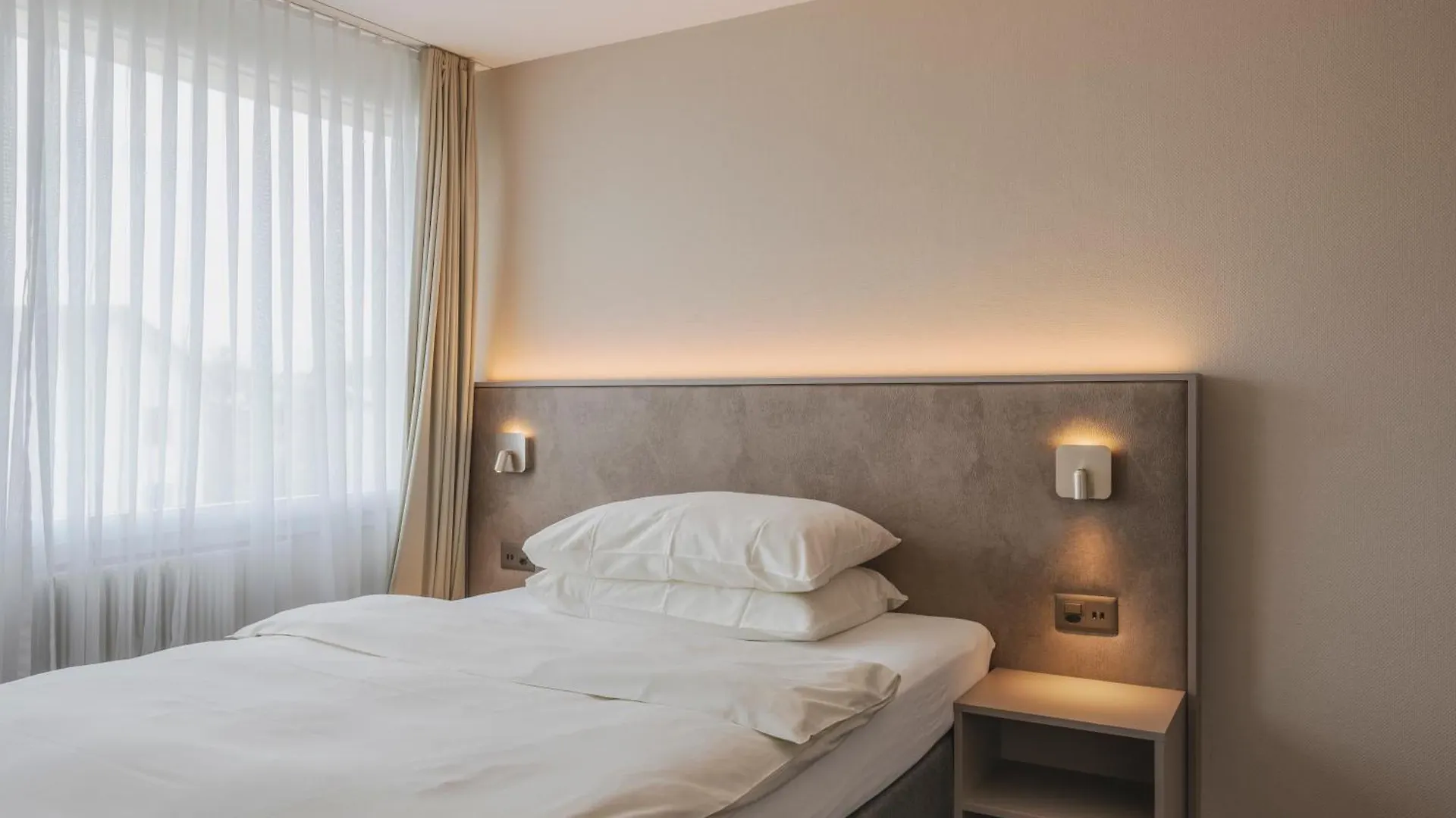 Amanthos Living Zuerich Airport contacts